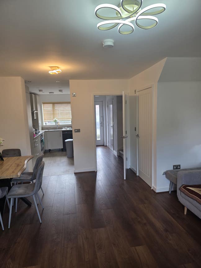 Lovely Furnished Room in Modern New-Build Home | &pound; Main Photo