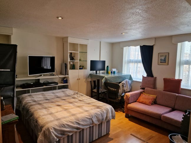 Spacious Double Room Available in West London  Main Photo