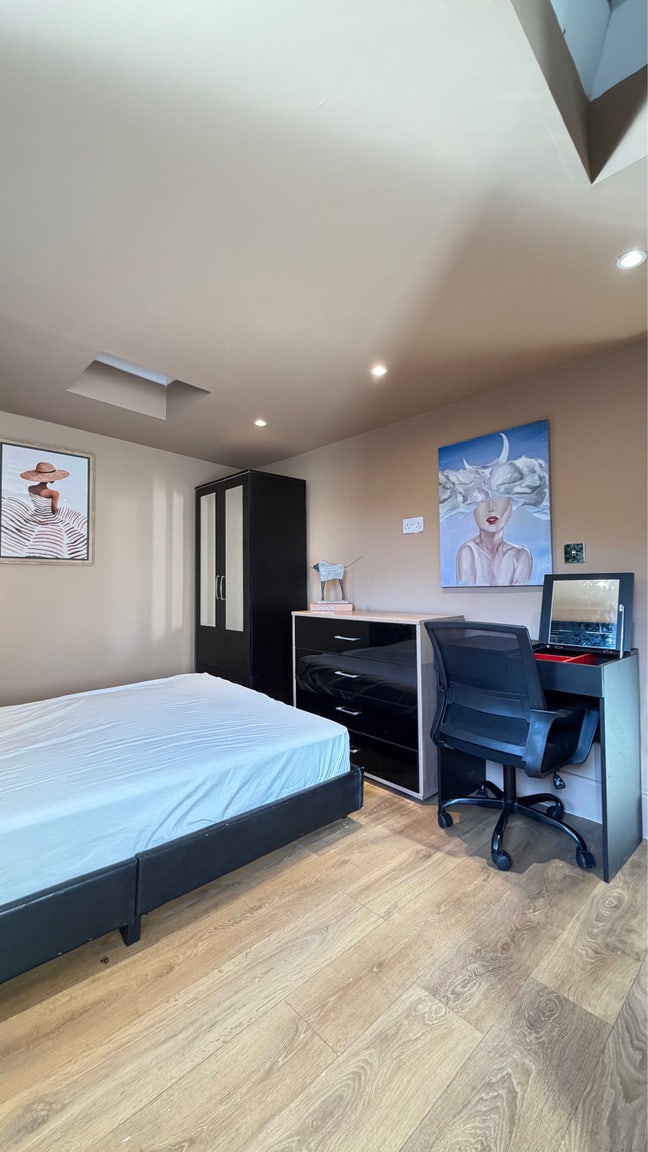 New Studio Flat clean & cosy for one person only  Main Photo