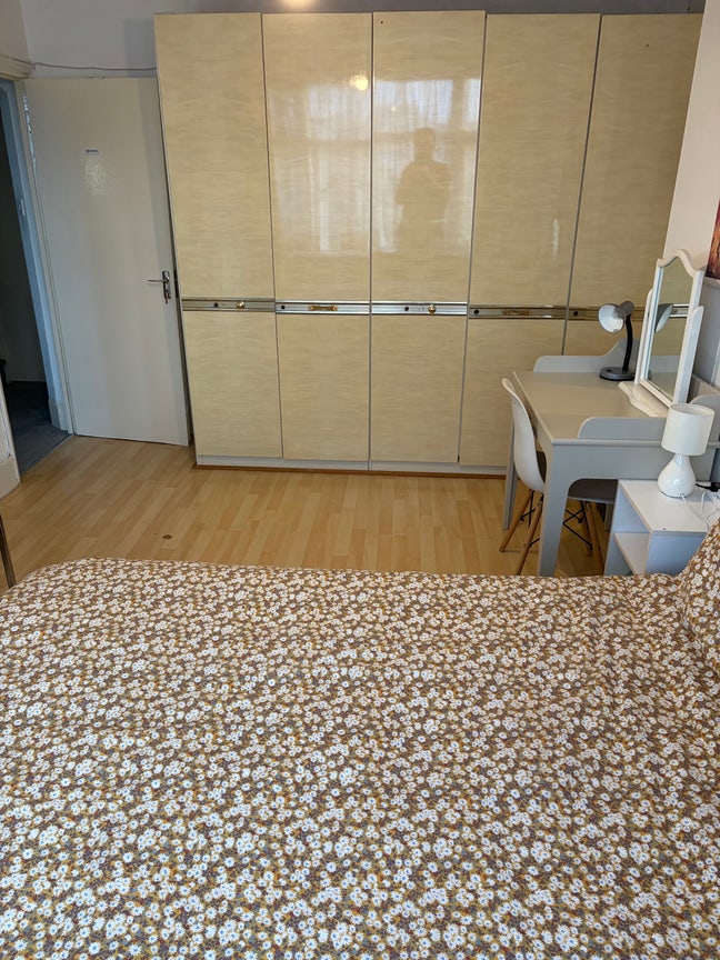  Cosy  room females preferred rent inclusive  Bill Main Photo