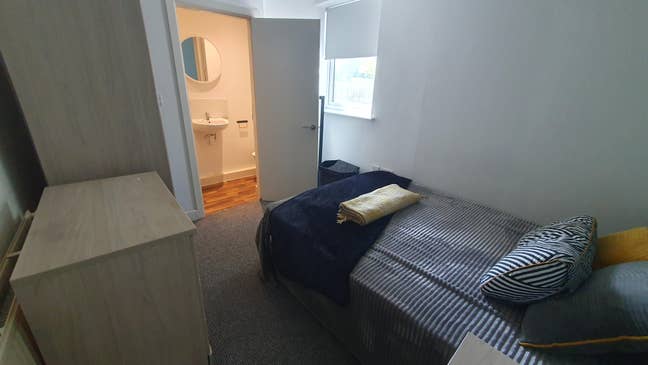 A Cozy ensuite in 5 bedroom house Main Photo