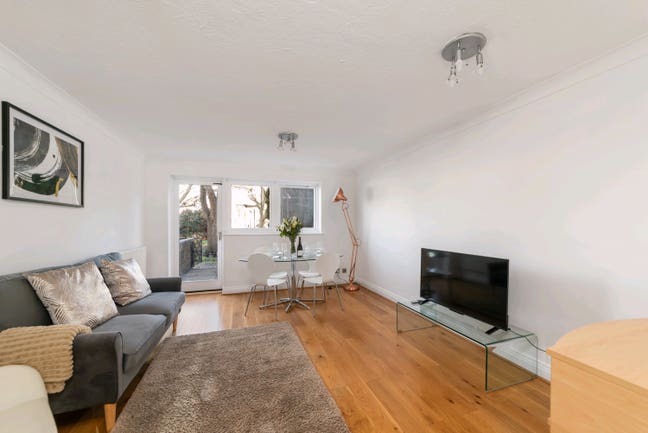Waterside 2-Bed Flat | Bills Incl + Free Parking Main Photo
