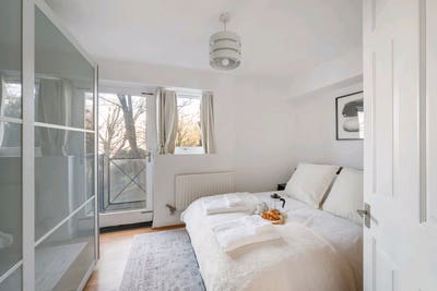 Waterside 2-Bed Flat | Bills Incl + Free Parking Main Photo