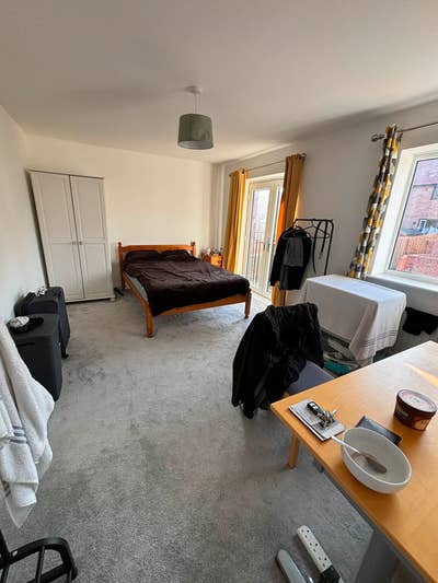 Big double bedroom, bathroom shared with one other Main Photo