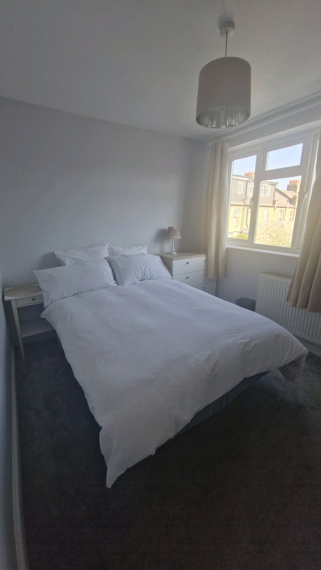 Quiet Double Room in a Modern 2-Bed Flat Main Photo