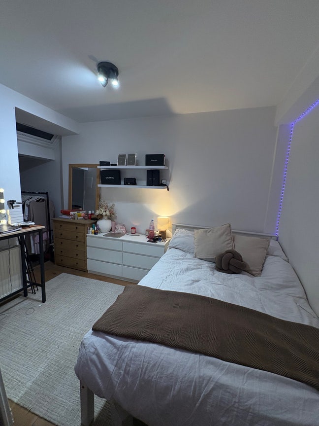 Cute Spacious Room for rent ASAP Main Photo