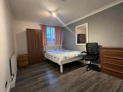 Spacious Double Room Near Putney Station Main Photo