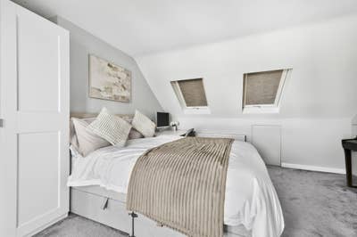 Super large Fantastic Ensuite double bed in a loft Main Photo