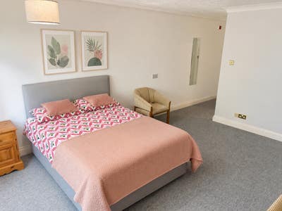 *Large Ensuite Room – Country House Living* Main Photo