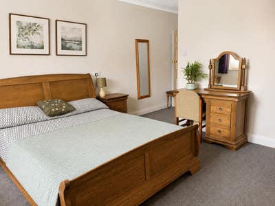 *Large Ensuite Room – Country House Living* Main Photo