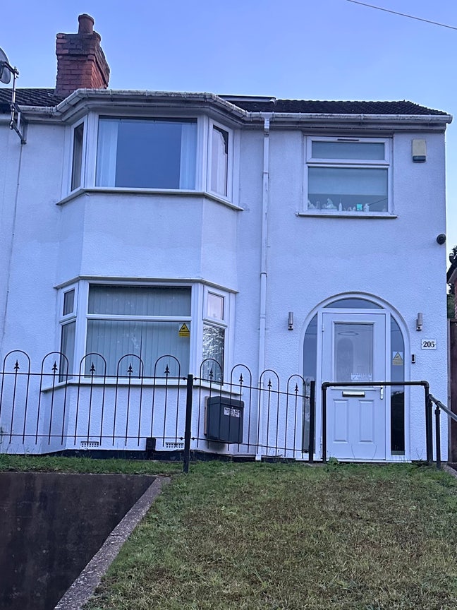 Sought-after 4 double bed ensuite - 2 ROOMS AVAIL Main Photo