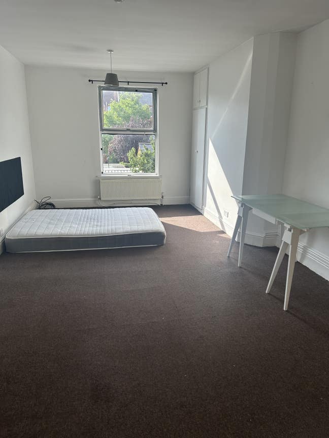 Very Large Ensuite Room Avail Immediately Main Photo