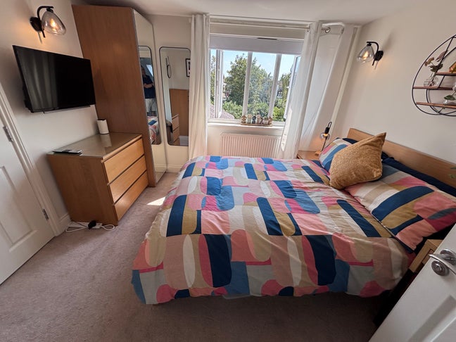 Fully Furnished Female Ensuite room Main Photo