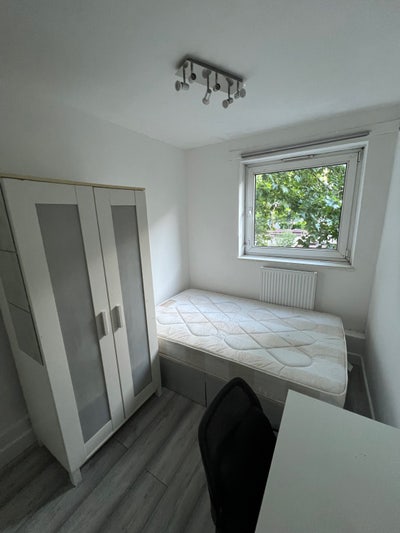 Small double room in Bethnal Green zone 2 Main Photo