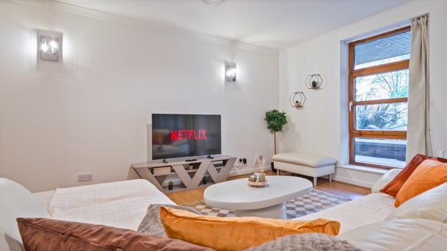 Luxury 2-Bedroom Furnished Apartment with parking Main Photo