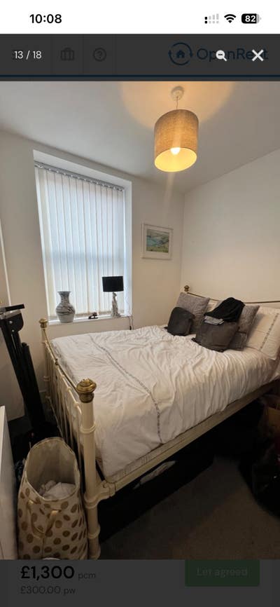 Beautiful room in spacious house  Main Photo
