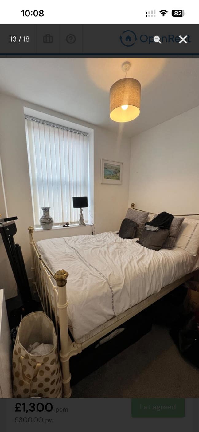 Beautiful room in spacious house  Main Photo