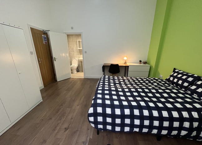 Spacious Ensuite Double Room Main Photo