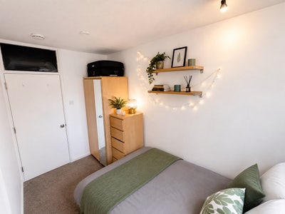 Double Room in Spacious Flat  🏠 - Garden & Lounge Main Photo