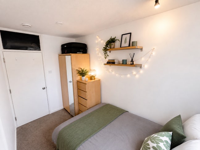 Double Room in Spacious Flat  🏠 - Garden & Lounge Main Photo