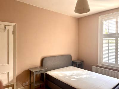 Bright double room in lovely ground floor flat  Main Photo