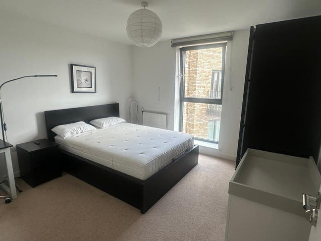 Riverside En-Suite Double Room – E16 | Long-term Main Photo
