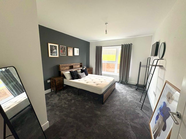 Luxurious 2 Bedroom Flat Available (Furnished) Main Photo