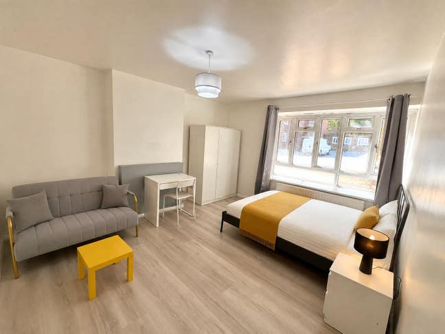 4 Amazing Rooms in Classy Highbury w Front Garden Main Photo