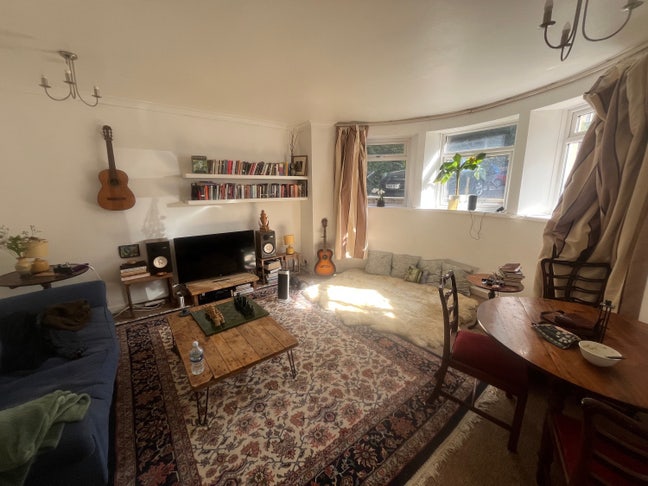 Lovely room in 2 bed flat central clifton  Main Photo