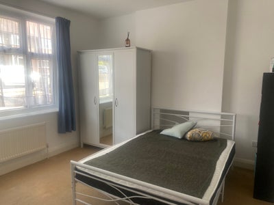Large sunny bedroom in Tooting Brodway Main Photo