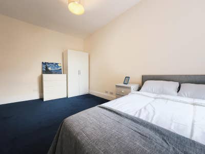 Home with master sized rooms in peaceful Balham!! Main Photo