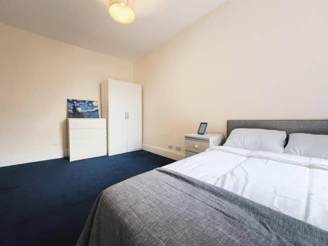 Home with master sized rooms in peaceful Balham!! Main Photo