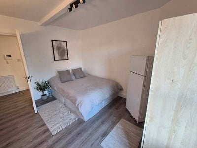 Double  Bedroom Available in Very Good Location Main Photo