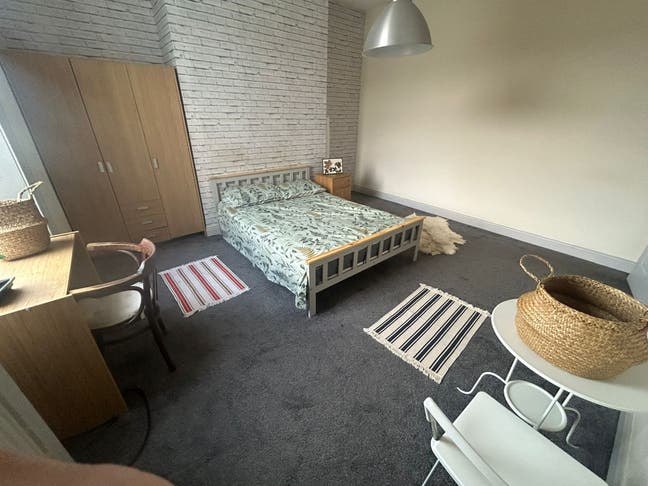 Large Bright Room Next to City Centre Main Photo