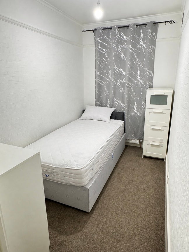 Single room to rent with parking available. Main Photo