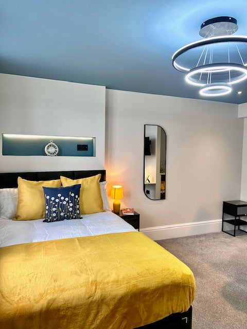 Bright & Modern Studio with En-Suite & Kitchenette Main Photo