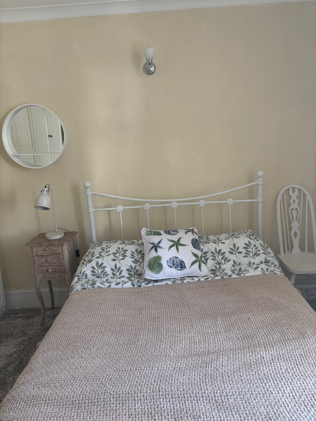Large sunny double room in shared house Main Photo