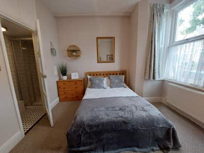Modern En-Suite For A Working Professional Main Photo