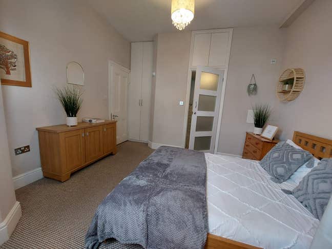 Modern En-Suite For A Working Professional Main Photo