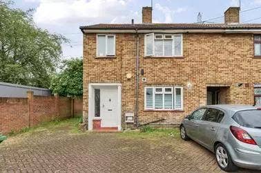 House: 1-3 minute walk to Custom House Station/DLR Main Photo