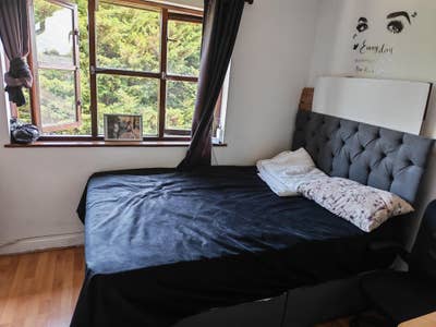 Large living room with double bed N9 Main Photo