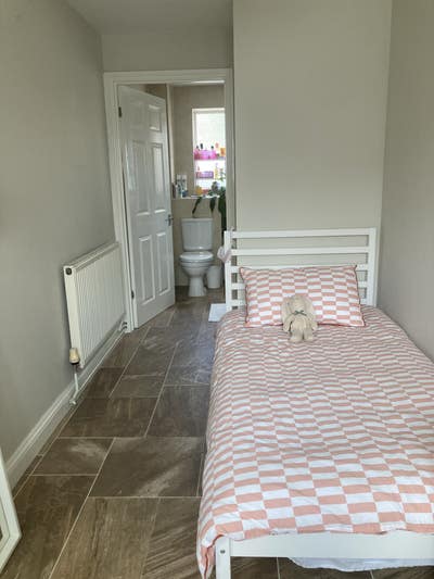 Lovely room in quiet house Main Photo
