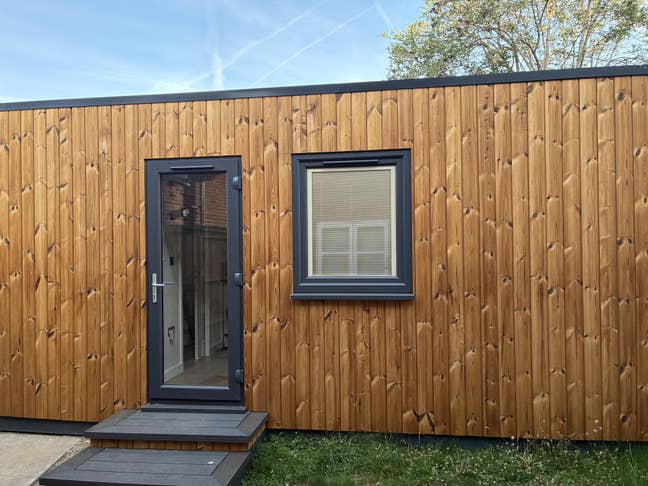 A newly decorated 1 bed ensuite studio -bills incl Main Photo