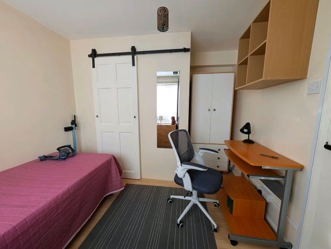 Private En-suite Room available now Main Photo
