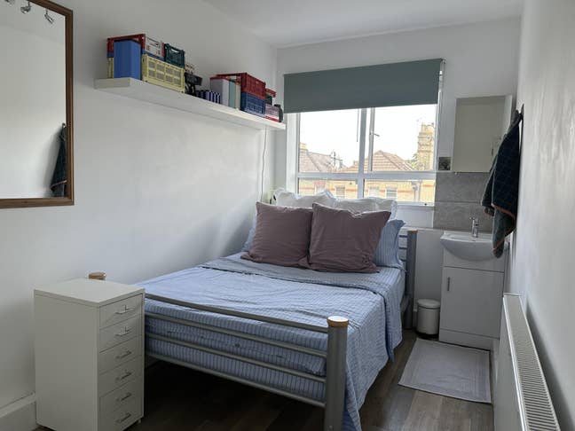 Bright room in well located 3 bedroom flat Main Photo