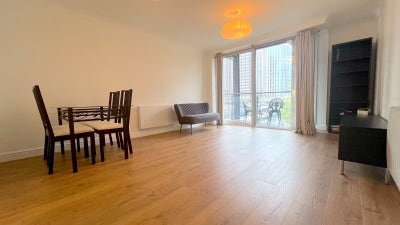 DoubleRoom + Private Bathroom + Exclusive Living R Main Photo
