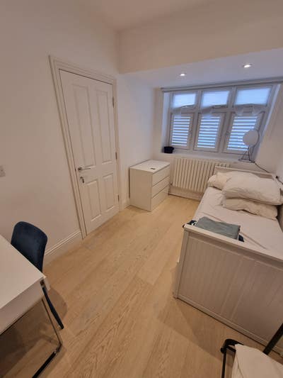 Single en-suite room in large house with garden. Main Photo