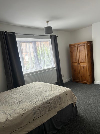 High spec oarge en suite very central.   Main Photo