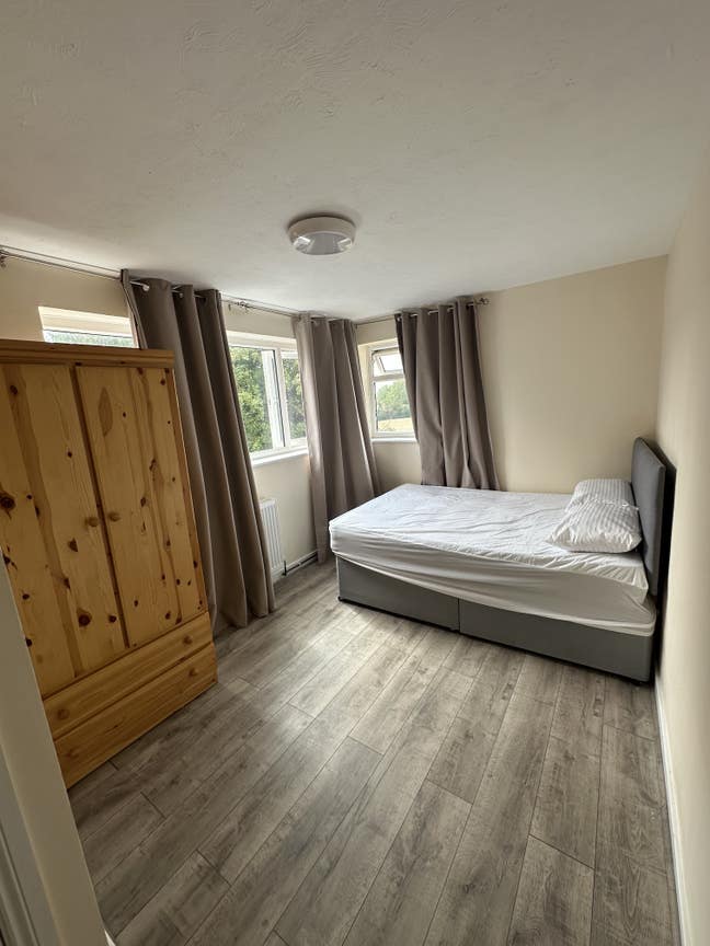 Spacious En-suite & Double Rooms Available Now Main Photo