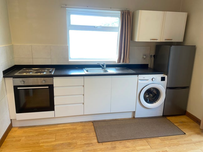 Studio off High st & a min walk to bus stops+Aldi Main Photo